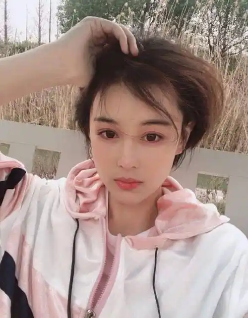 张馨予下决心减肥身着粉色运动装户外自拍肌肤粉嫩少女感十足