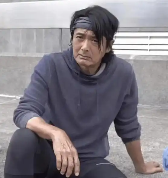 周润发近况引人担忧!皮肤黝黑像树皮,双目无神瘦成竹竿