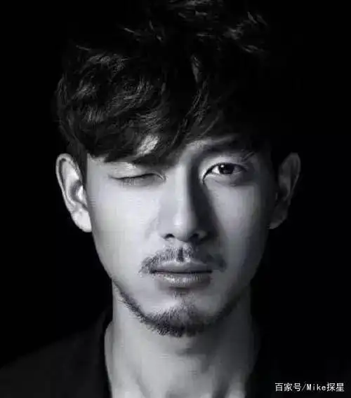 型男李现八块腹肌及尽显男人味