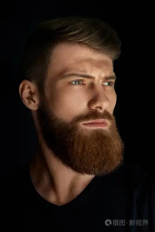 年轻英俊的大胡子男人期待的肖像