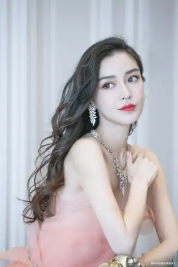 杨颖现身生日会,带着儿子小海绵一起参加,近照依旧惊艳!