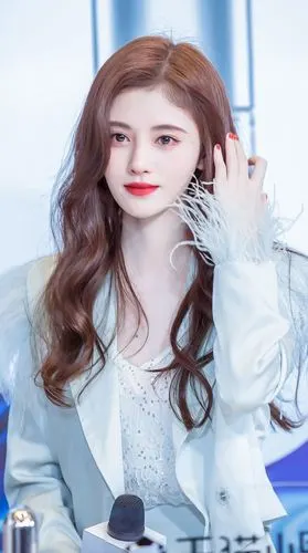 鞠婧祎空降直播间,看到正面照后,这颜值是真实存在的吗?