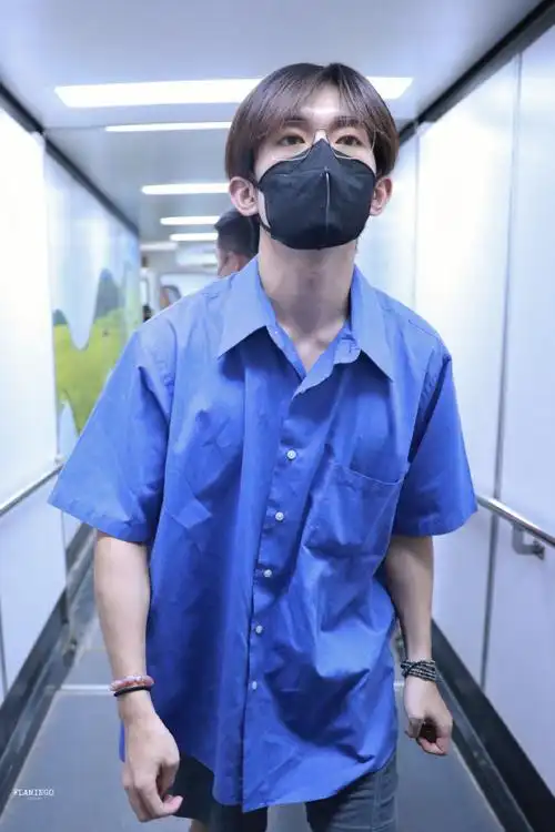 易烊千玺到达西宁##易烊千玺蓝色衬衫