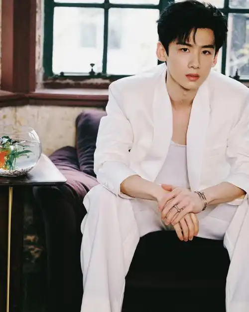 白敬亭工作室|白敬亭壁纸    我自己还蛮喜欢跟自己较劲这点的,稚少