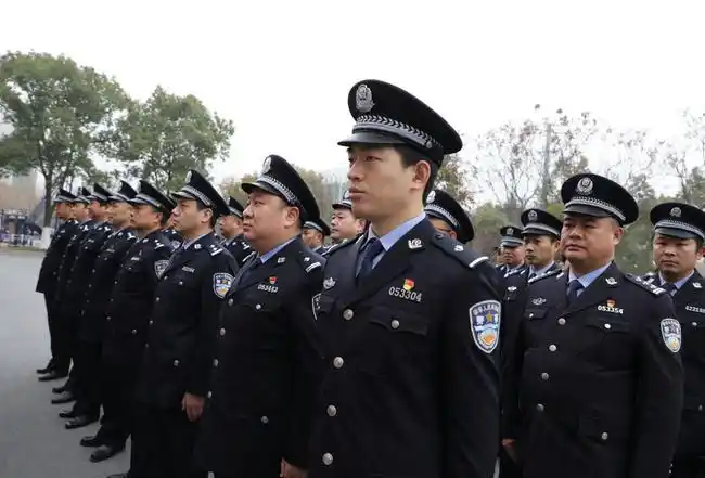 湖北荆州公安全警队列训练拉开序幕组图