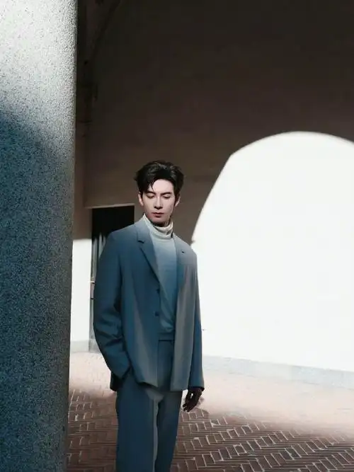 陈星旭淡蓝色简约西装##陈星旭zegna##陈星旭看秀