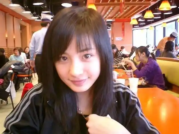 杨幂未成名前海量素颜照曝光 整容部位全揭秘吓死人(图)