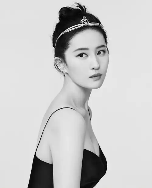 刘亦菲气质太高级,33岁扎丸子头配钻石皇冠,优雅得像个小公主