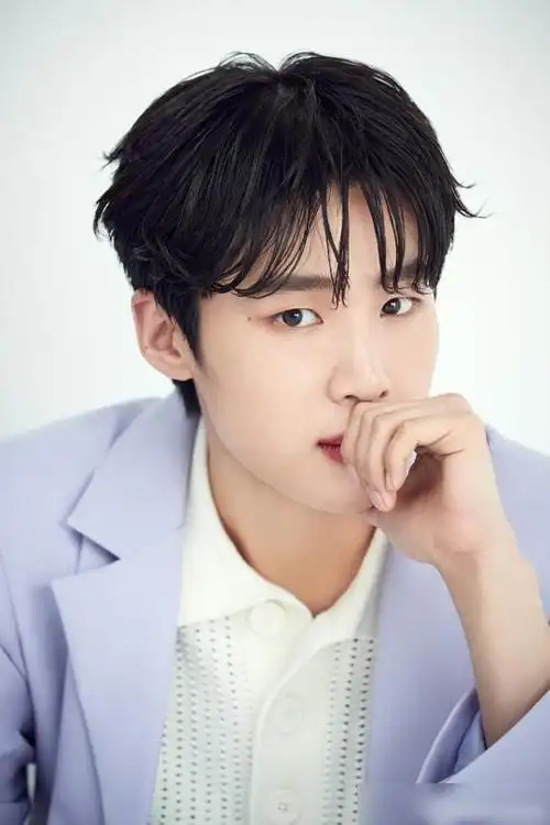 韩国「完美男友」金东希最新写真公开双眸含情超放电