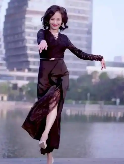 54岁富婆李颖不拍戏真放得开时尚衫湖边跳舞舞姿超女团