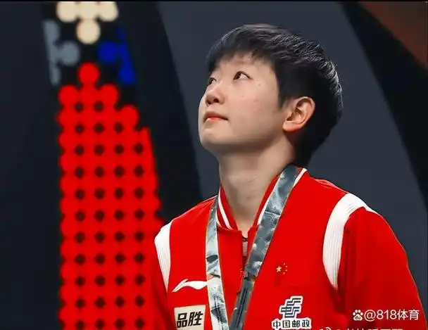 初哥!孙颖莎女单夺冠端详奖杯:能摸着太不容易了 我得多摸一会