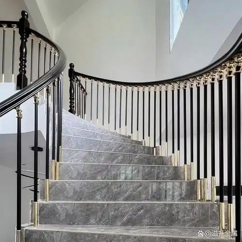别墅的轻奢楼梯栏杆整体装修效果增色不少