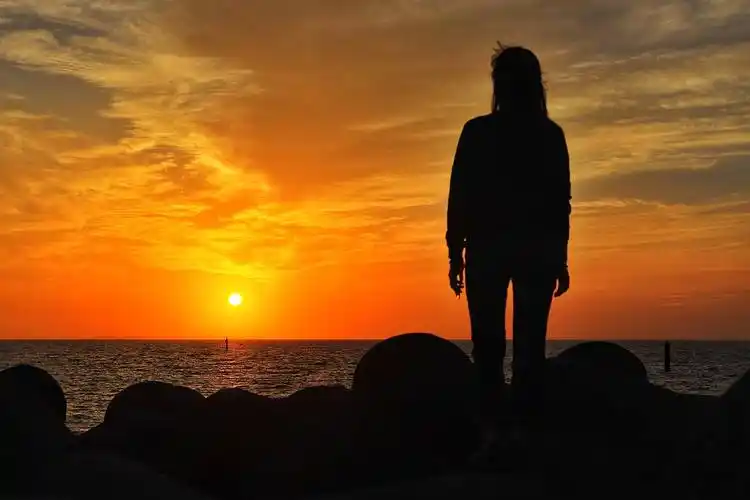 冲绳独自在海边的黄昏