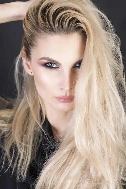 性感强壮的职业模特,凌乱的发型和有趣的化妆.