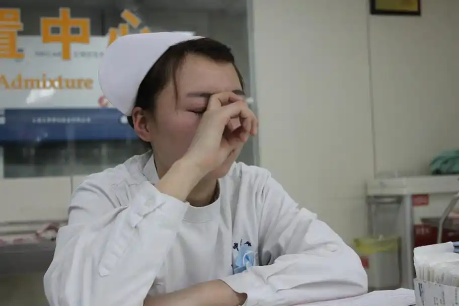 直击一名通宵值夜班的护士时常累倒在站台