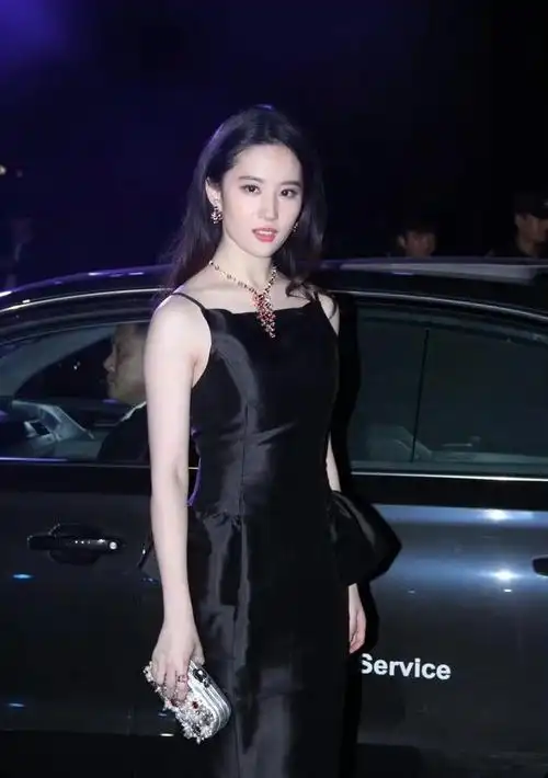 刘亦菲 活动#第一次觉得适配还是这一次:一袭黑色贴身礼服褪去巧