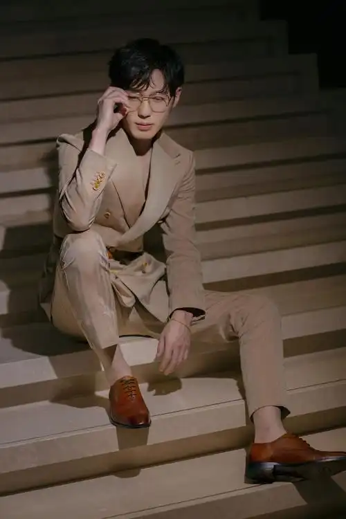 白宇一身卡其色西装,搭配金丝眼镜,尽显本色魅力,痞帅痞帅的