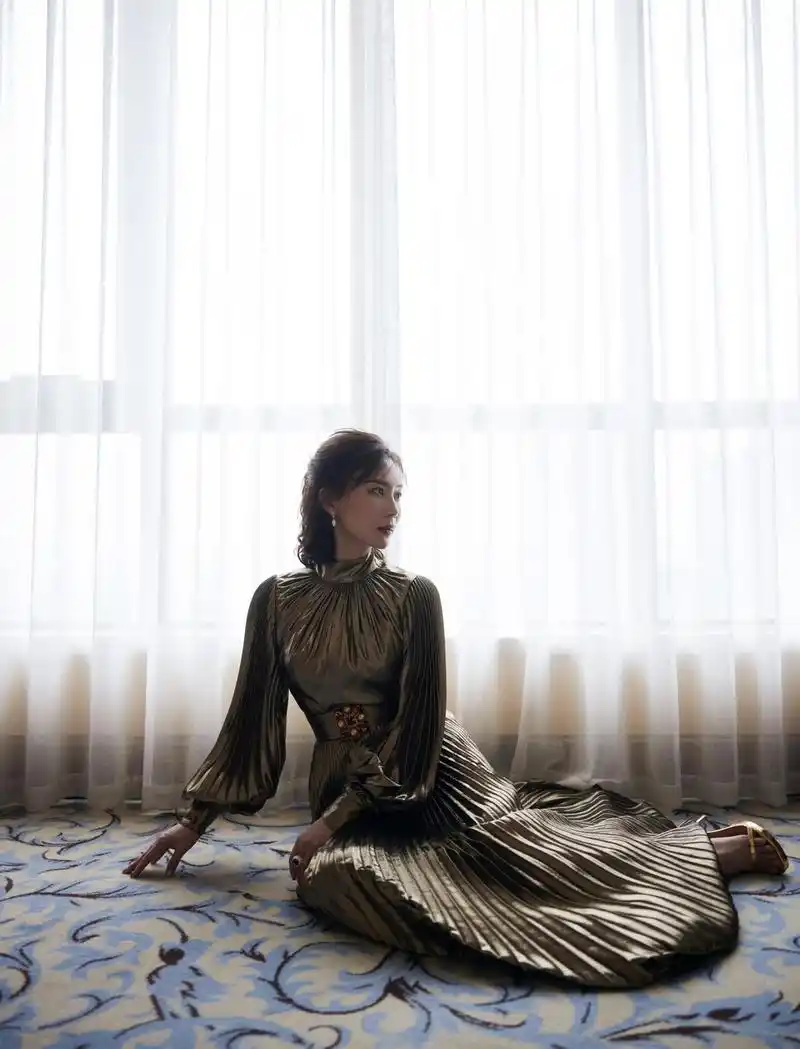 陈数身着金色褶皱长裙 高贵又典雅