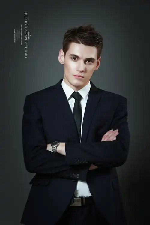 瘦才是王道,工作室的模特都比上镜后要瘦,这样拍出来才刚刚好!