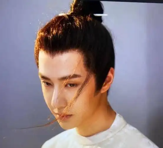 王一博新古装剧造型曝出一身白衣翩翩帅绝了生图尽显真实颜值