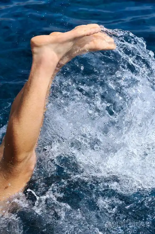 年轻人跳进水里