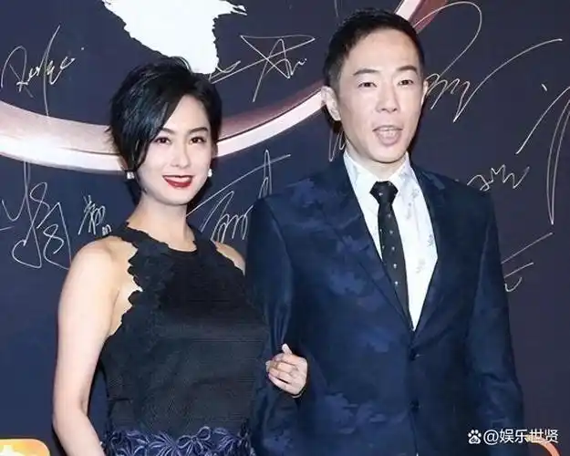 朱茵母女亮相黄贯中画展52岁朱茵打扮时尚12岁女儿越来越漂亮