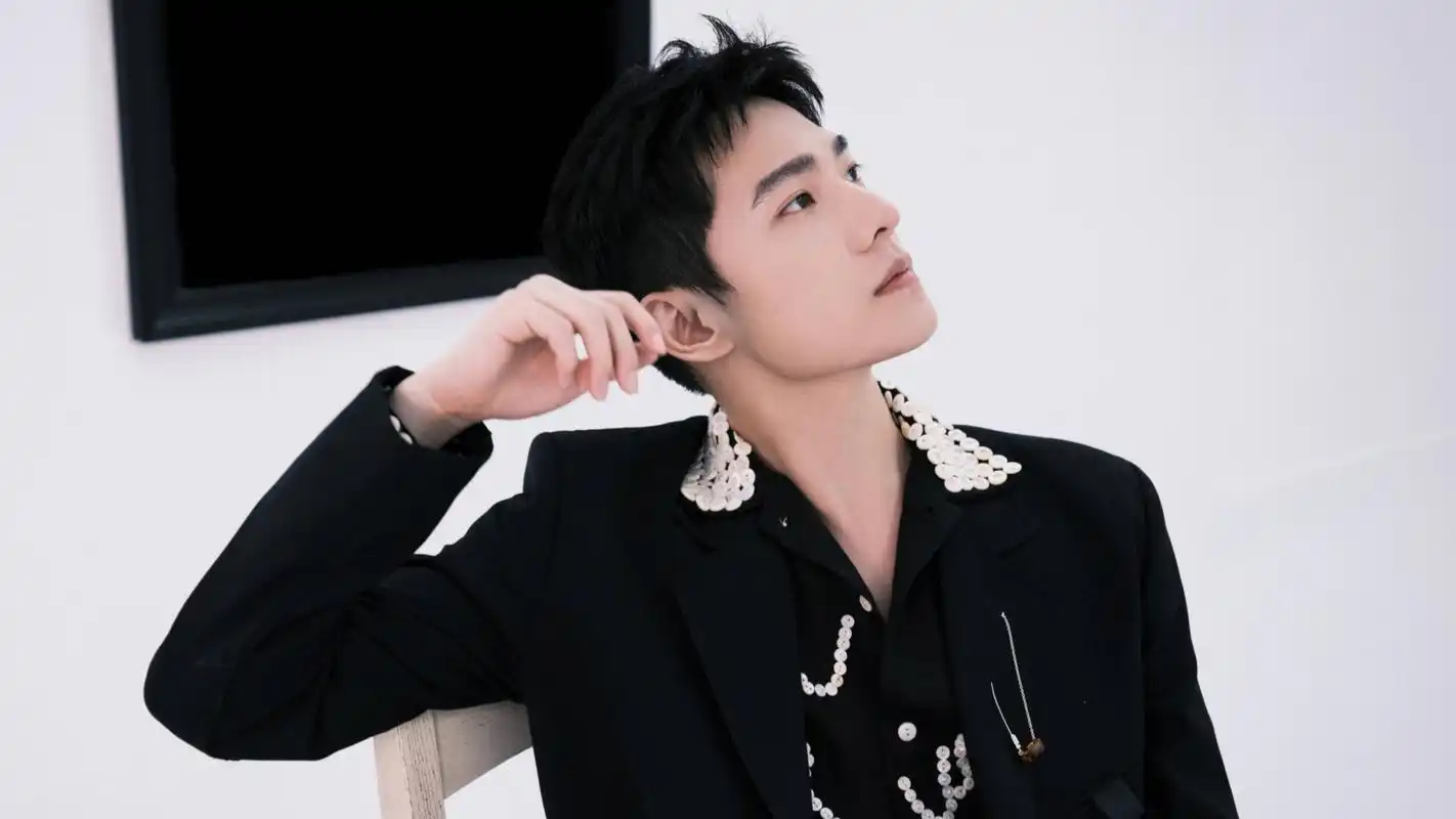 演员杨洋,英俊帅气,品貌非凡,清新俊逸,来看写真照吧