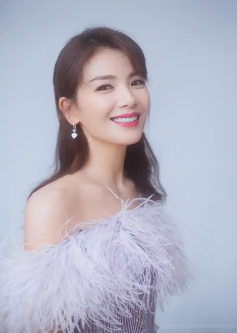 刘涛香芋紫羽毛裙  | 央视中秋晚会  香芋紫羽毛裙,蕴藏娇艳温柔