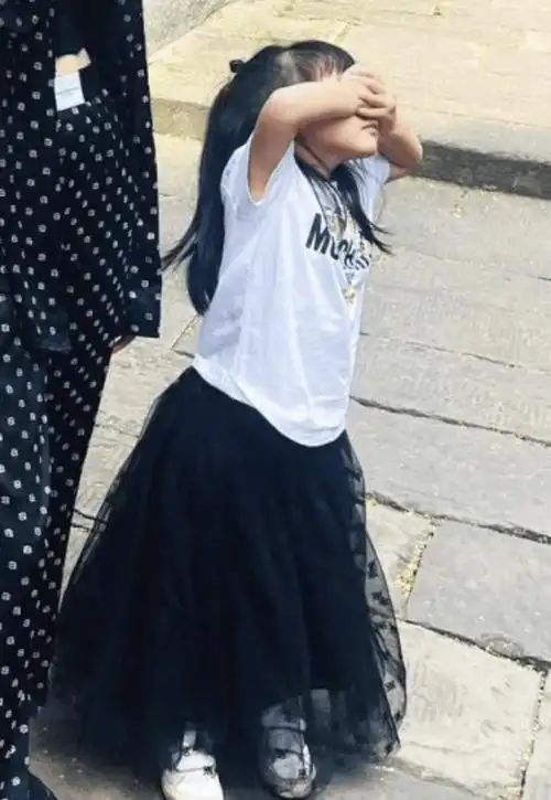 唐艺昕接娃放学,母女俩互动温馨,4岁女儿俏皮可爱像爸爸张若昀