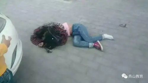 就在刚才,女孩从东关一七楼摔下