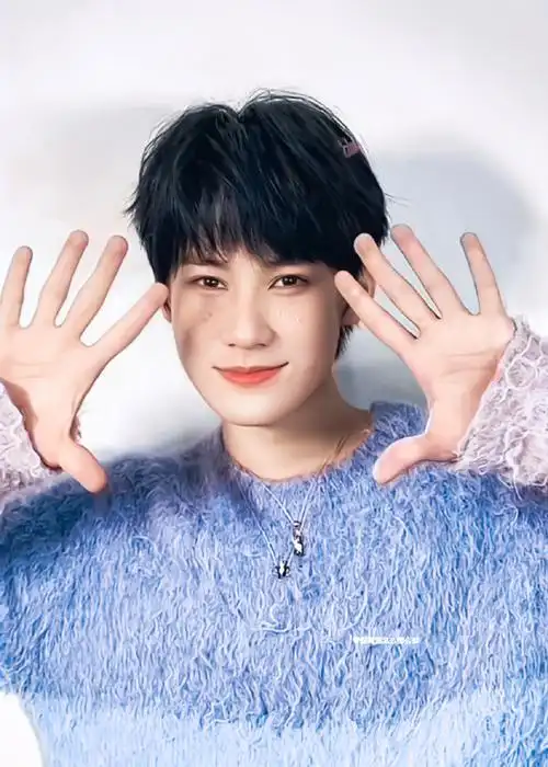 张真源文艺风随拍live图##张真源北京大学生音乐节舞台镜头