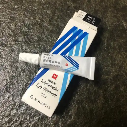 因为疫情没有带去宠物医院,涂了一天红霉素眼膏,没什么效果.