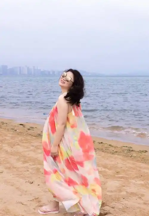 杨天真晒海滩写真大片 称海边就适合风情万种-搜狐大视野-搜狐新闻