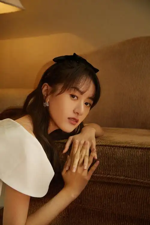 袁冰妍露肩白裙性感写真图片