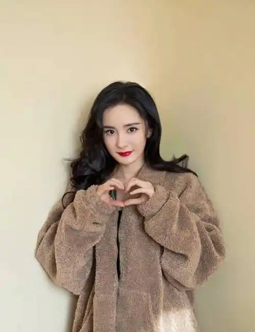 原创杨幂离开滤镜还是神颜吗最新视频吓到路人瞬间老了十岁