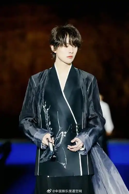 王敬轩y@演员陈添祥等艺人身穿#熊英盖娅传说2024ss#出席发布会并演出