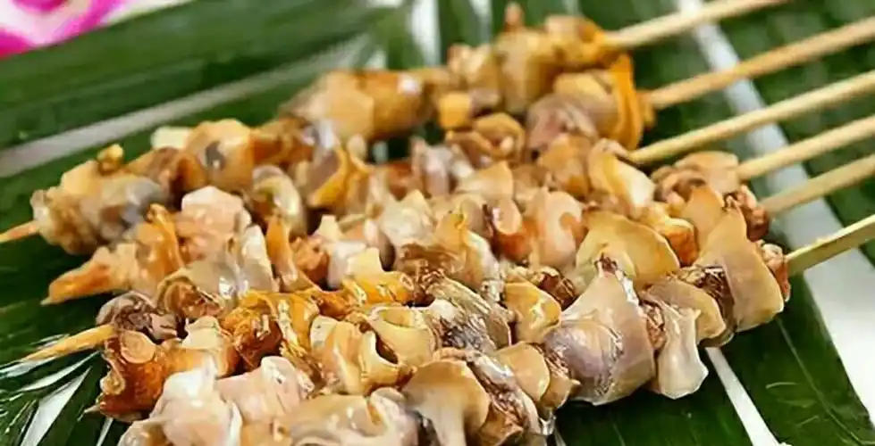 烤海螺肉:海螺里面的肉质非常细嫩,口感非常的鲜滑柔嫩.