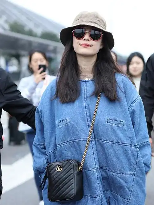 31岁倪妮真是有颜任性了,套着个"布袋"走机场,这腿真羡慕不来|街拍|穿