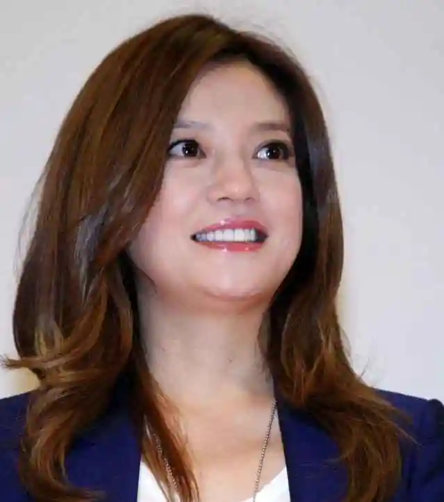 对比一下赵薇之前微胖时期的照片,的确瘦了不少.