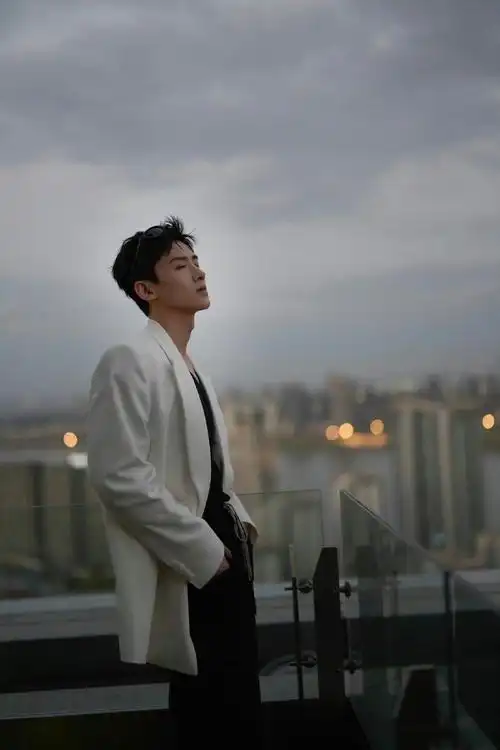 白敬亭白西装天台大片##白敬亭夜幕天台大片