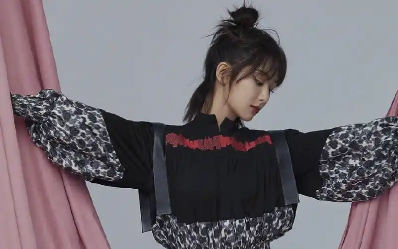 杨紫时尚冷艳写真桌面壁纸