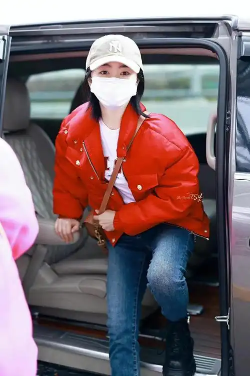 谭松韵现身机场红色面包服搭牛仔裤简约时尚又保暖