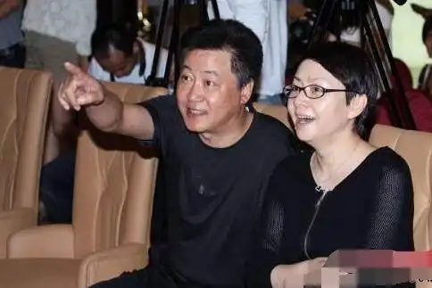 63岁赵宝刚和妻子闪婚二人生活素颜曝光妻子知性美丽资产多