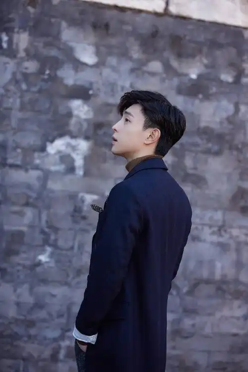 邓伦绝美侧颜杀合集神仙颜值让人一秒沦陷