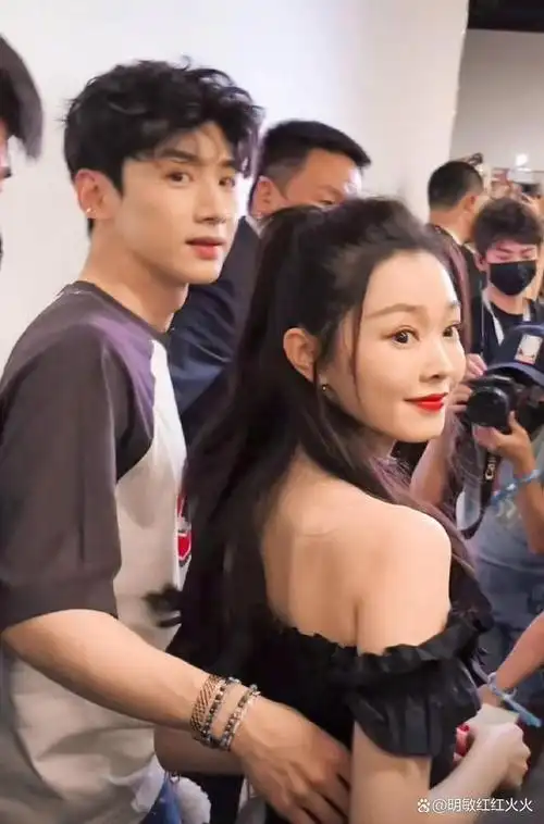 宋轶豁出去穿肚兜露背装和靳东跳舞白敬亭看了不会吃醋吗