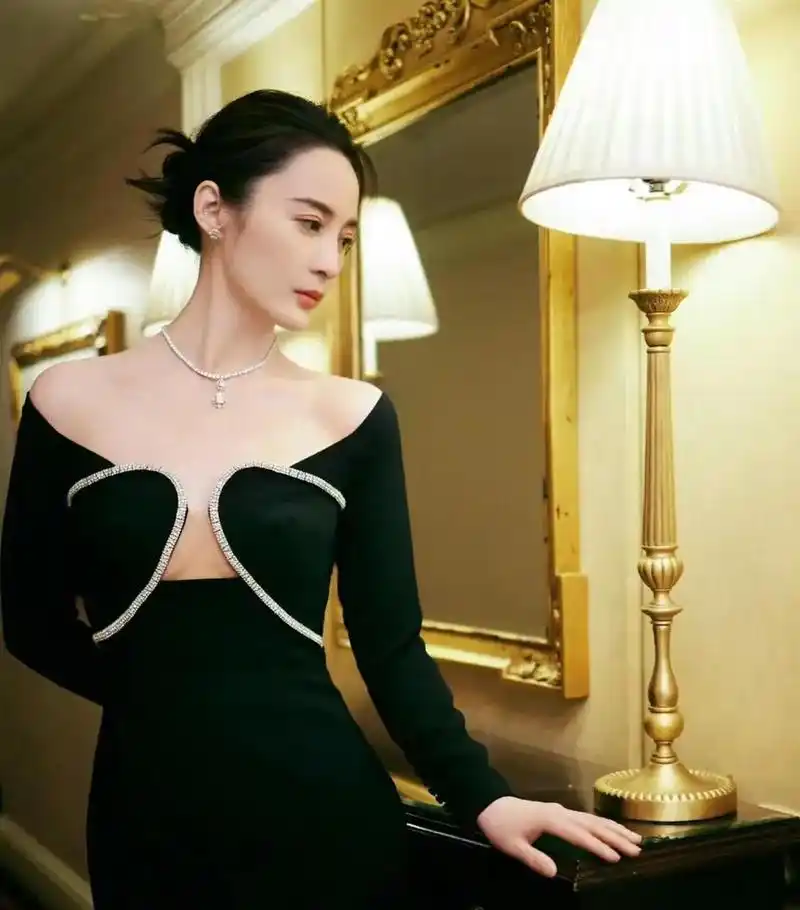 蒋勤勤,一个47岁的女演员,最近在社交媒体上引起了轩然大波.她发布了9