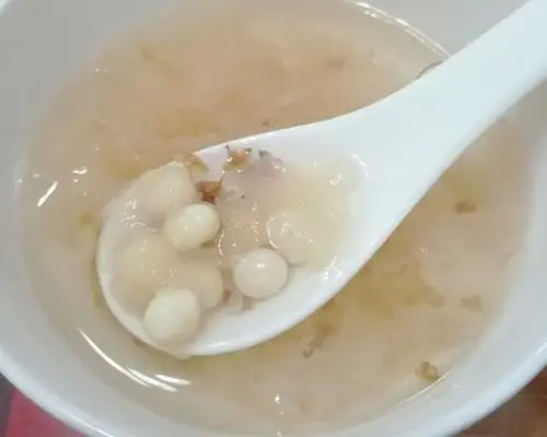 桂花鸡头米银耳糖水的做法