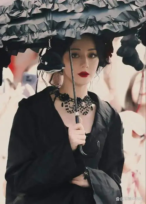 《开始推理吧2》中迪丽热巴的编发红玫瑰,神秘又醉人的造型又美出新