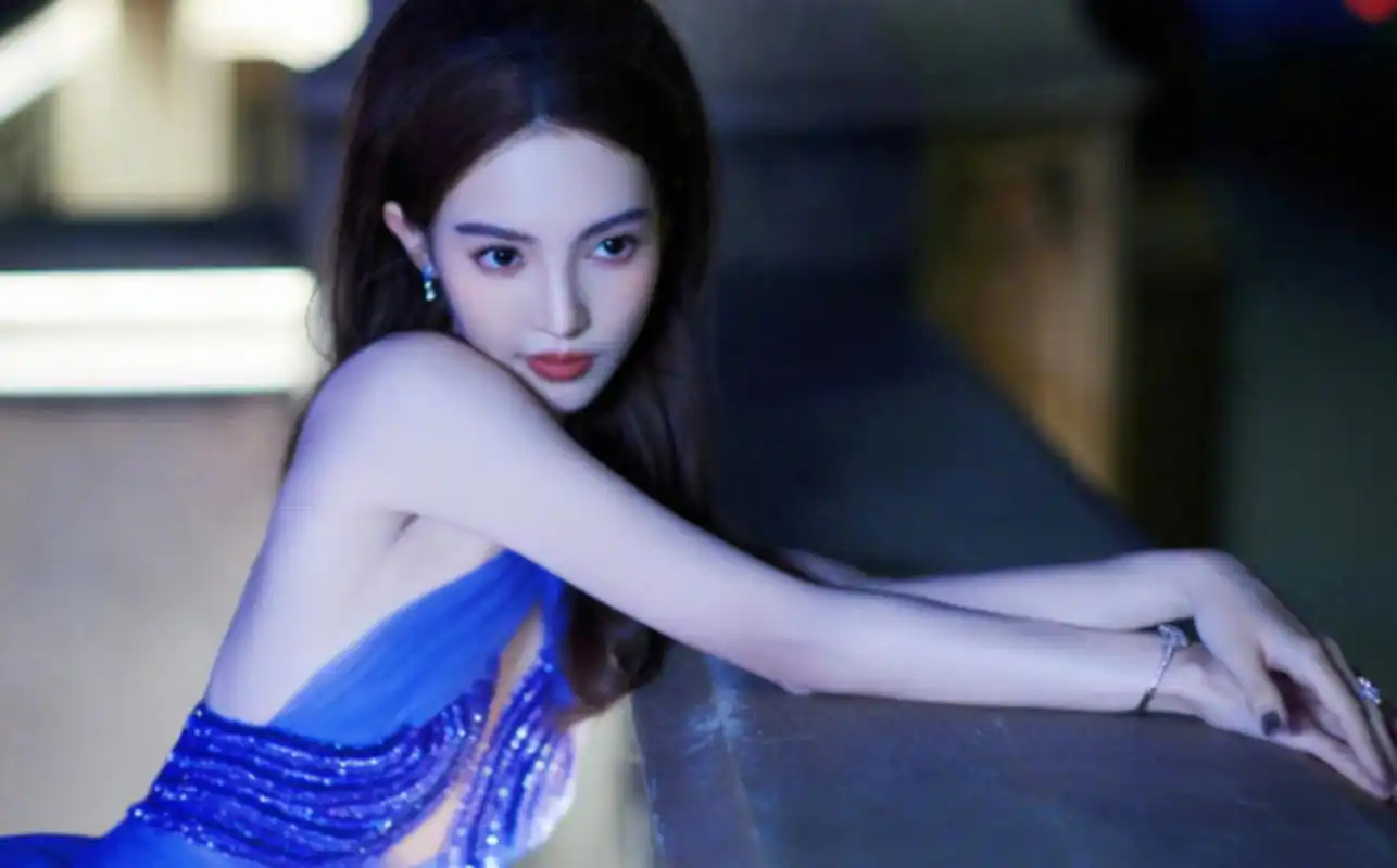 金晨这套蓝色礼服的裙摆,真的好大.