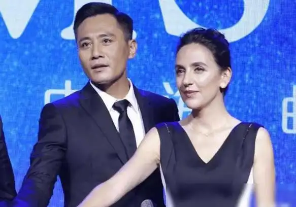 刘烨被传带着满头白发的老婆爬山网友那不是他老婆那是张艾嘉